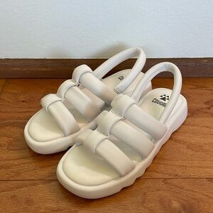 NWOT Cougar Juliana Sandal in white. Size 6.5
